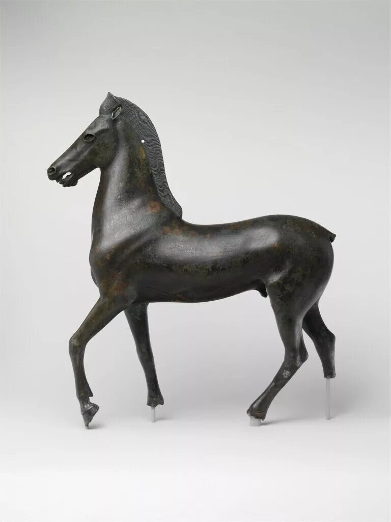 Греческий конь. Бронзовая статуэтка лошади. Статуэтка бронзовый конь. Статуэтка бронза конь. Древнегреческие фигурки лошадей.