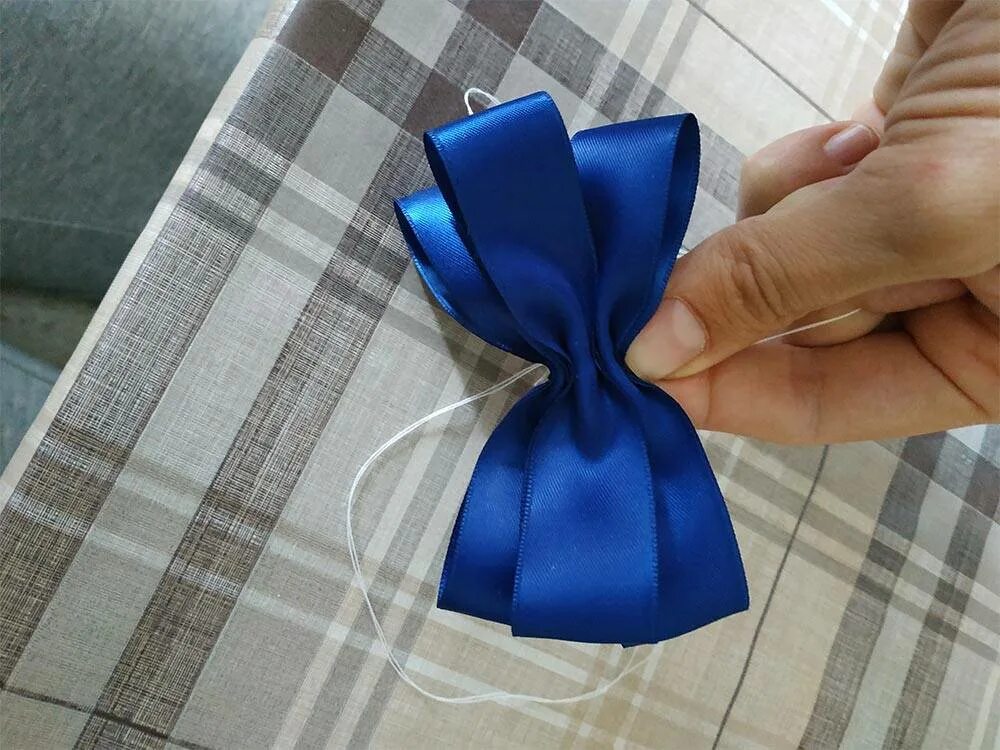 Бантик из ленточки. Сделать красивый бант из атласной ленты. Бант из ленты. Красивый бант из ленты. Красивый бантик из атласной ленты.