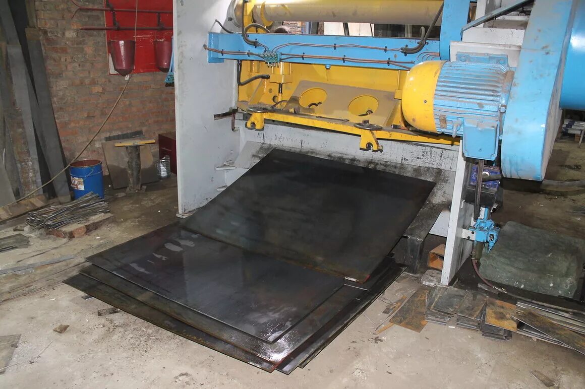 Рубка лист. Гильотина для рубки металла. Листовой металл. Рубка листового металла гильотиной. Гильотина для рубки металла.