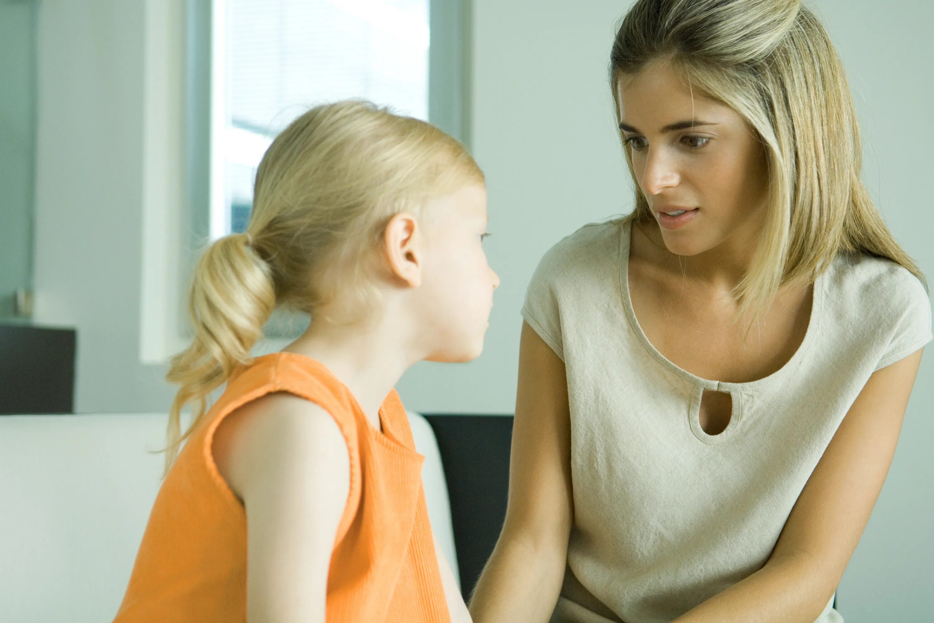 Moms teaching daughter. Разговор с подростком. Разговор мамы и ребенка. Мама и девочка подросток. Разговор матери и дочери.