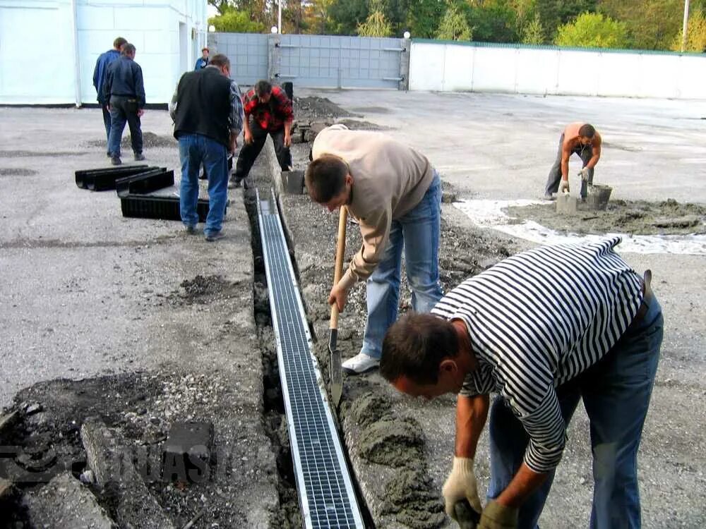 Лоток водоотводный аир-drain 300 (н375/380) бетонный. Лоток пластиковый водоотводный (1000*145*80). Лоток бетонный аквасток. Монтаж пластикового лотка. Ливневка бетонная 400.