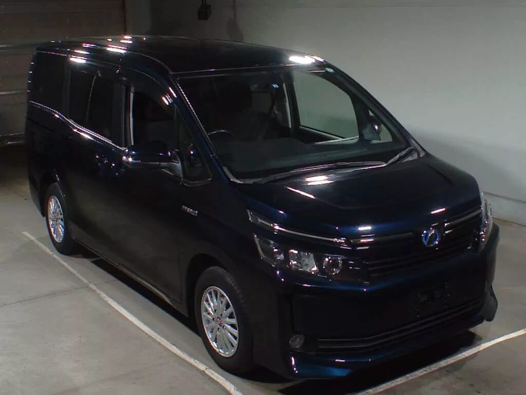Аукционы японии дв. Toyota Voxy темно синий. Японские аукционы автомобилей. Аукцион машин в Японии. Японские автомобили с аукционов авто из Японии.