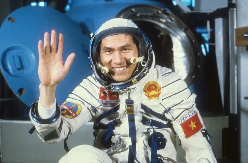Первым вышел в космос 6. Фам Туан космонавт. Горбатко и Фам Туан. Космонавт Вьетнама Фам. Горбатко космонавт.