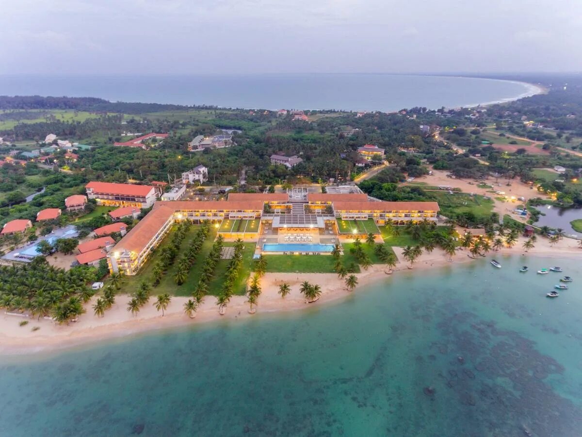 The coastal village cabanas. Амайя Бич Шри Ланка. Отель Амайя Шри Ланка Бич. Пляж Пассекудах Шри Ланка. Amaya Beach Пассикуда 4 Шри-Ланка.