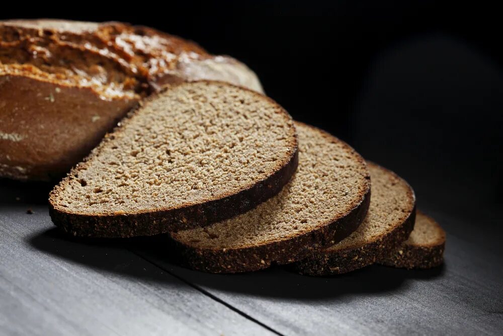 Кусок ржаного хлеба. Кусочек хлеба. Кусок черного хлеба. Ломоть хлеба. Черных хлеб