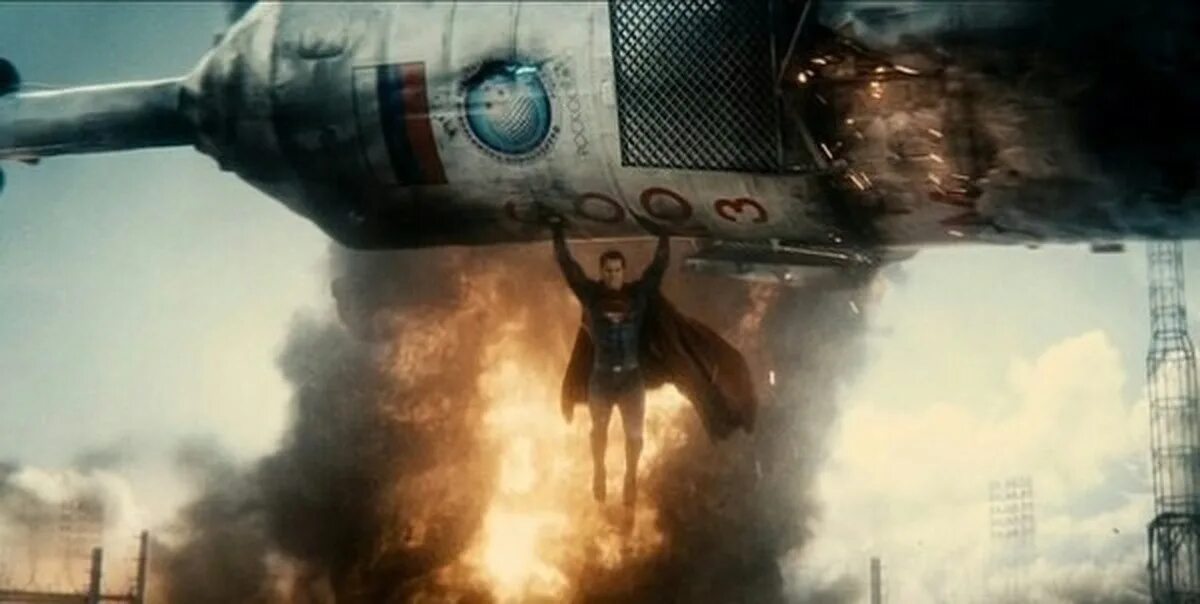 Человек из стали корабль. Супермен спасает самолет. Супермен остановил ракету. Супермен спас самолет. Супермен ракету Союз.