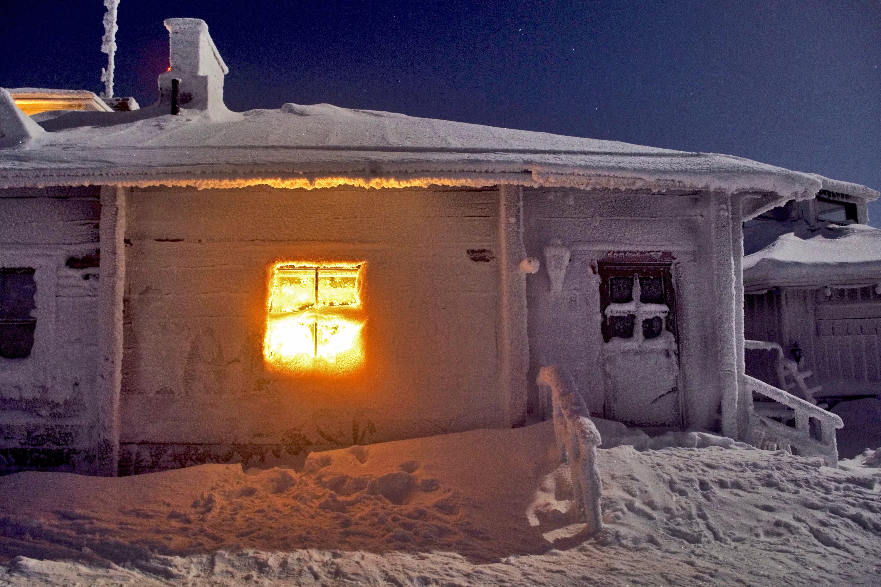 без отопления. без отопления. тепло в квартире. холодно в квартире. люди мерзнут в квартирах.