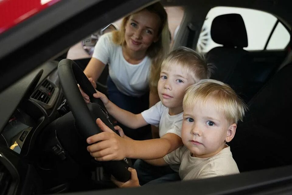 Семья с автомобилем. Семейный автомобиль 2024. Госпрограмма семейный автомобиль для многодетных семей 2024. Автомобиль для многодетных. Авто для многодетных.
