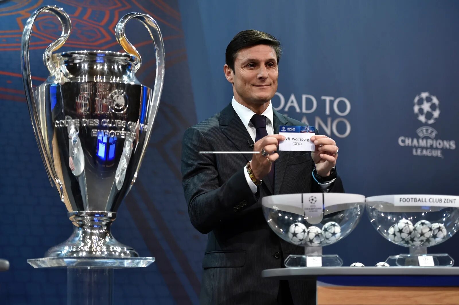 Champions league drawn. Рауль с Кубком Лиги чемпионов. Жеребьёвка Лиги чемпионов 2022 2023. Жеребьёвка Лиги чемпионов. Жеребьёвка Лиги чемпионов прямая трансляция.