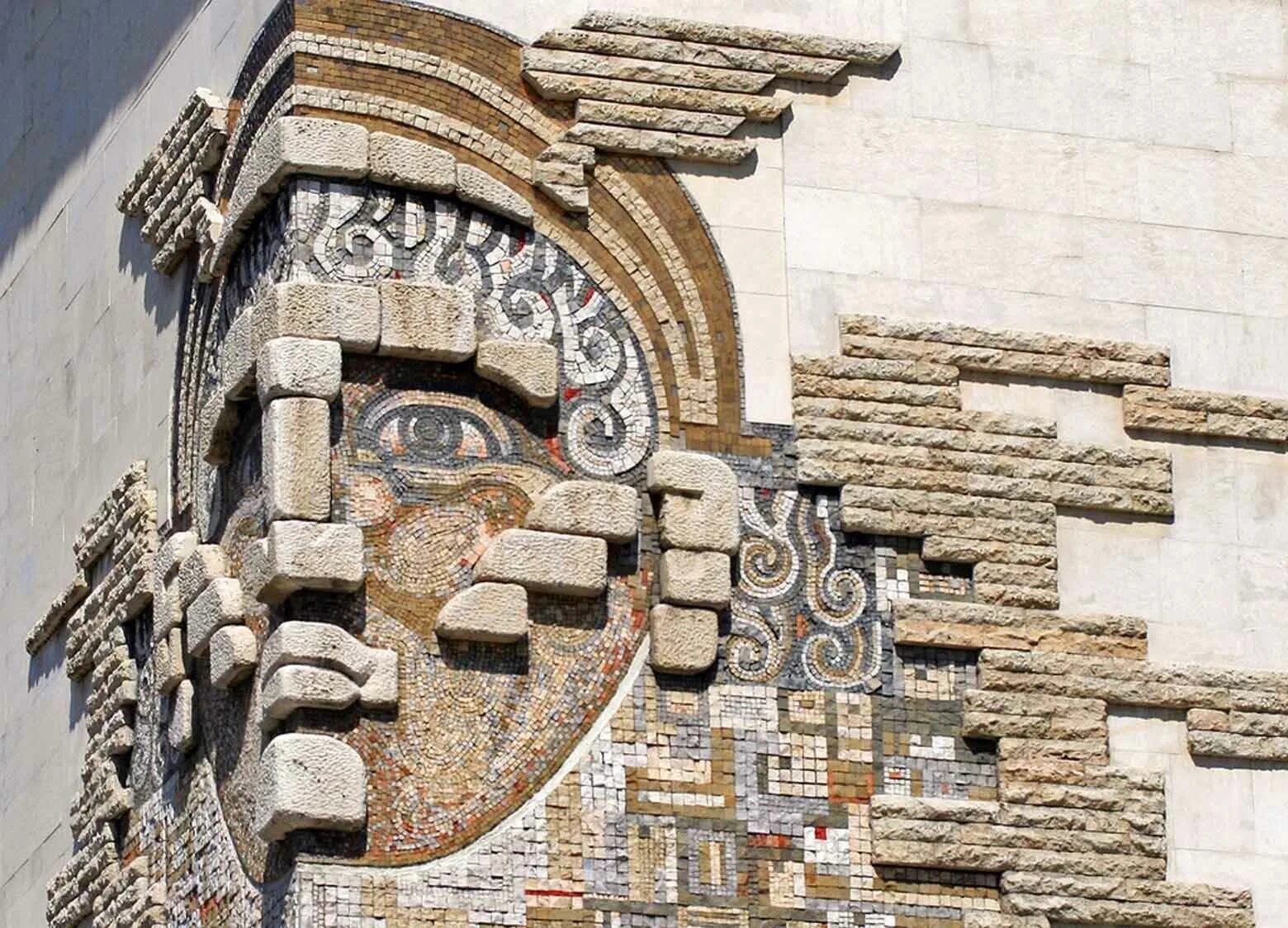 Врубель мозаика. Смальта на фасаде Гауди. «Архитектура и монументальная живопись» Тбилиси. Мозаика на фасаде. Мозаичные дома