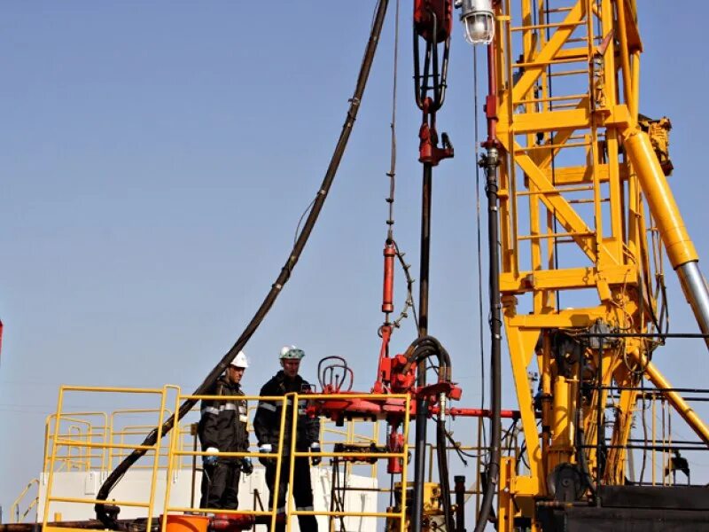 Нефтяник в сша. Добыча природных ископаемых. Нефтяная скважина. Добыча нефти вакансии без опыта. Оператор днг газпром.
