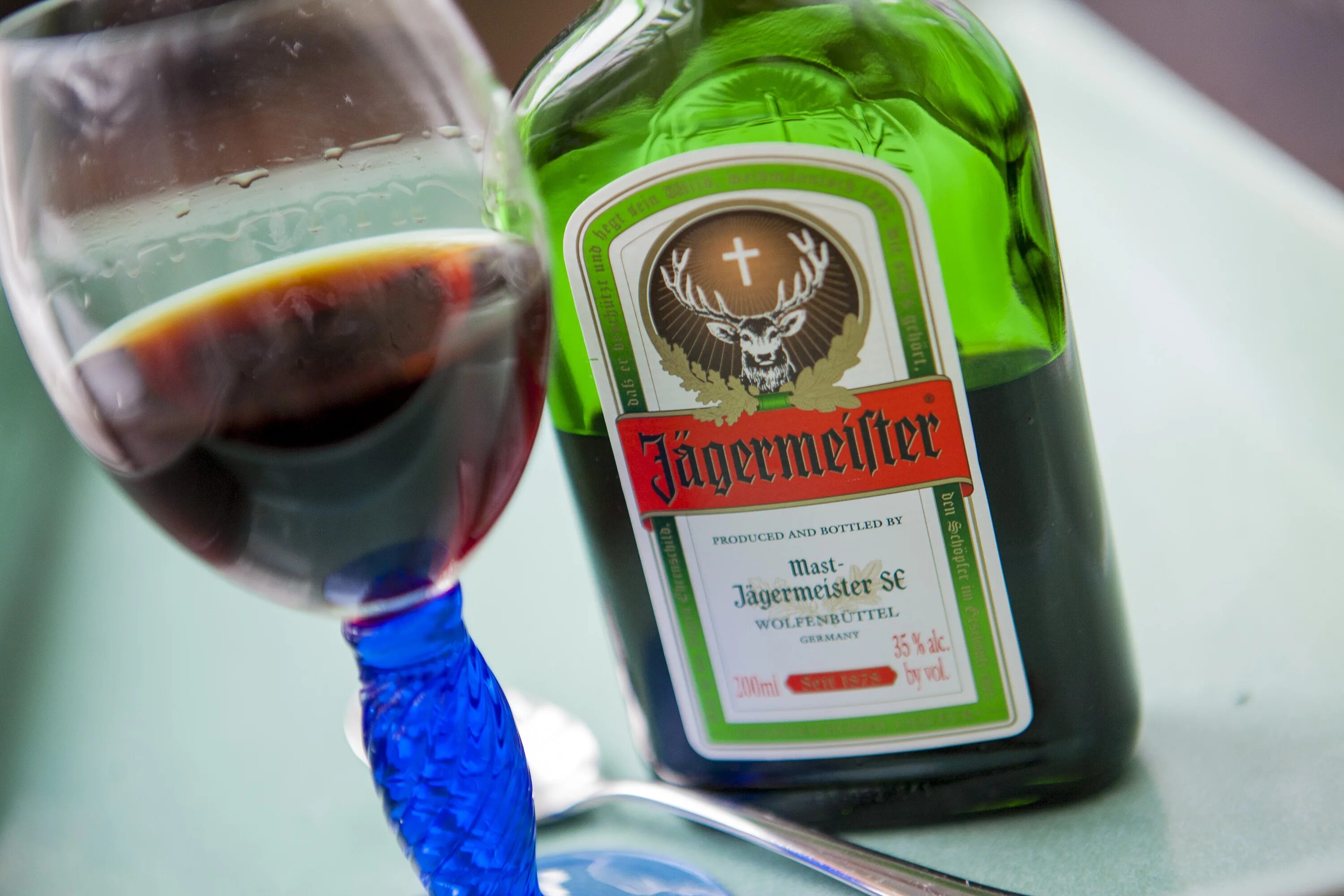 можно ли хранить егермейстер в морозилке. егермейстер. можно ли хранить егермейстер в морозилке. бутылка егермейстер 1940. горлышко егермейстер.