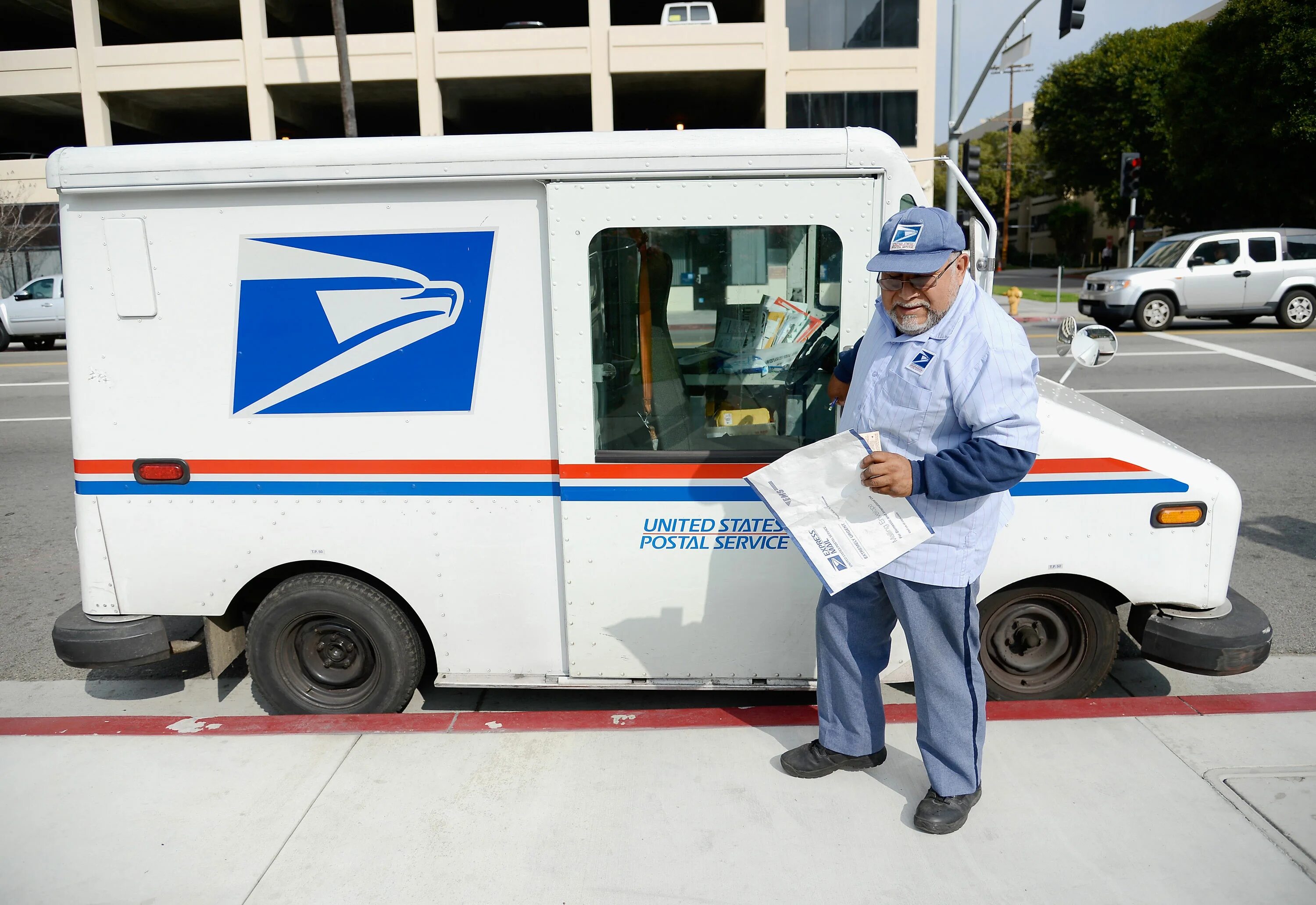 Почтовая служба США USPS. Почтальон в Америке. Почтовая машина. Американская Почтовая машина.