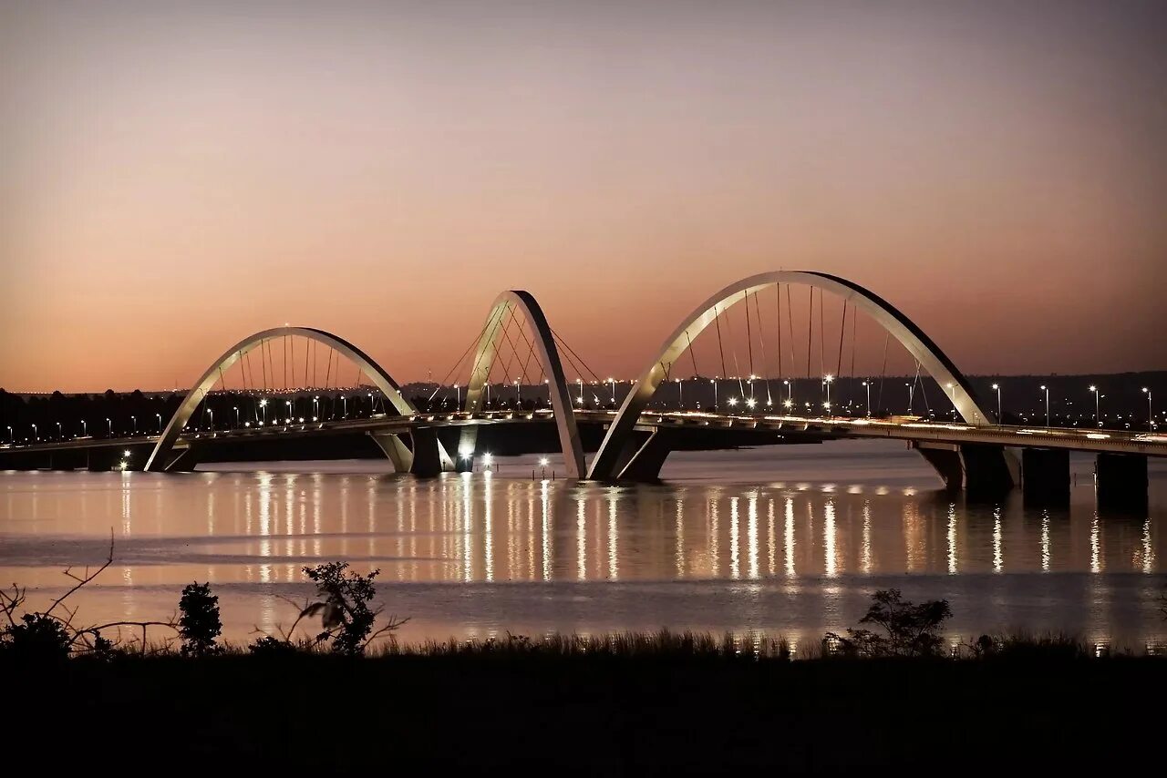 Новая столица бразилии. Мост Жуселину Кубичека Бразилиа. Бразилиа столица Бразилии. Мост Жуселину Кубичека, Бразилиа, Бразилия. Бразилия столица водохранилище Параноа.