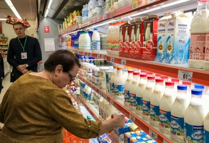 Молоко поднимается. Молоко в магазине. полки с молоком. молочная продукция на полках. полки молока в магазине.