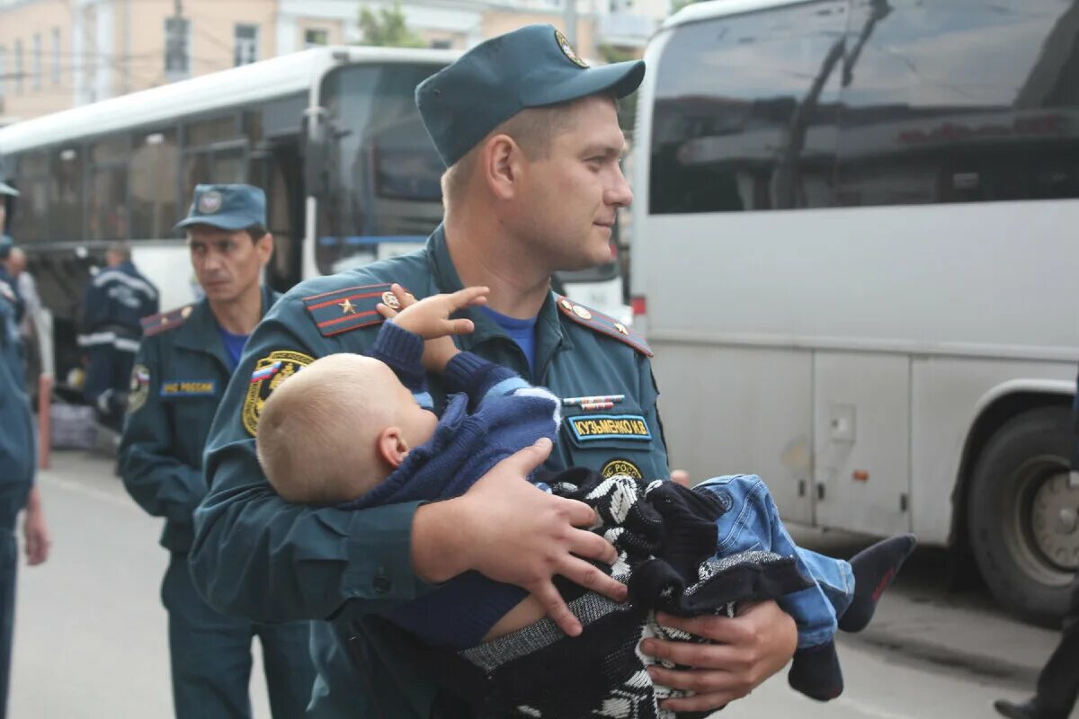 Добрый полицейский. Полицейский спасает ребенка. Полицейские спасают людей. Полицейский для детей.