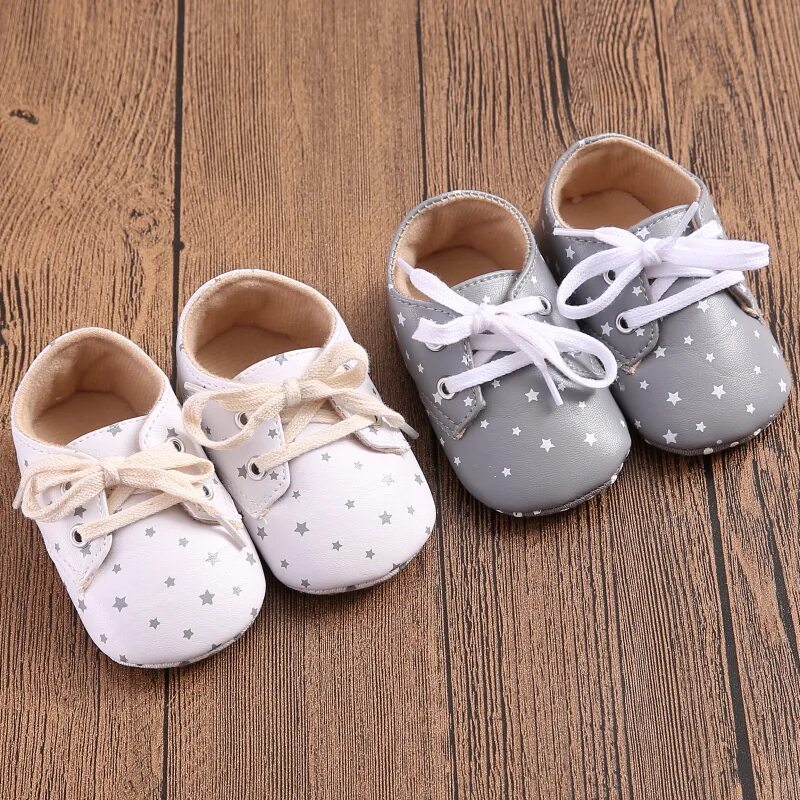 Купить обувь малышам. Ботиночки для младенцев. Обувь для новорожденных. Ботинки для новорожденных. Ботиночки для малышей новорожденных.