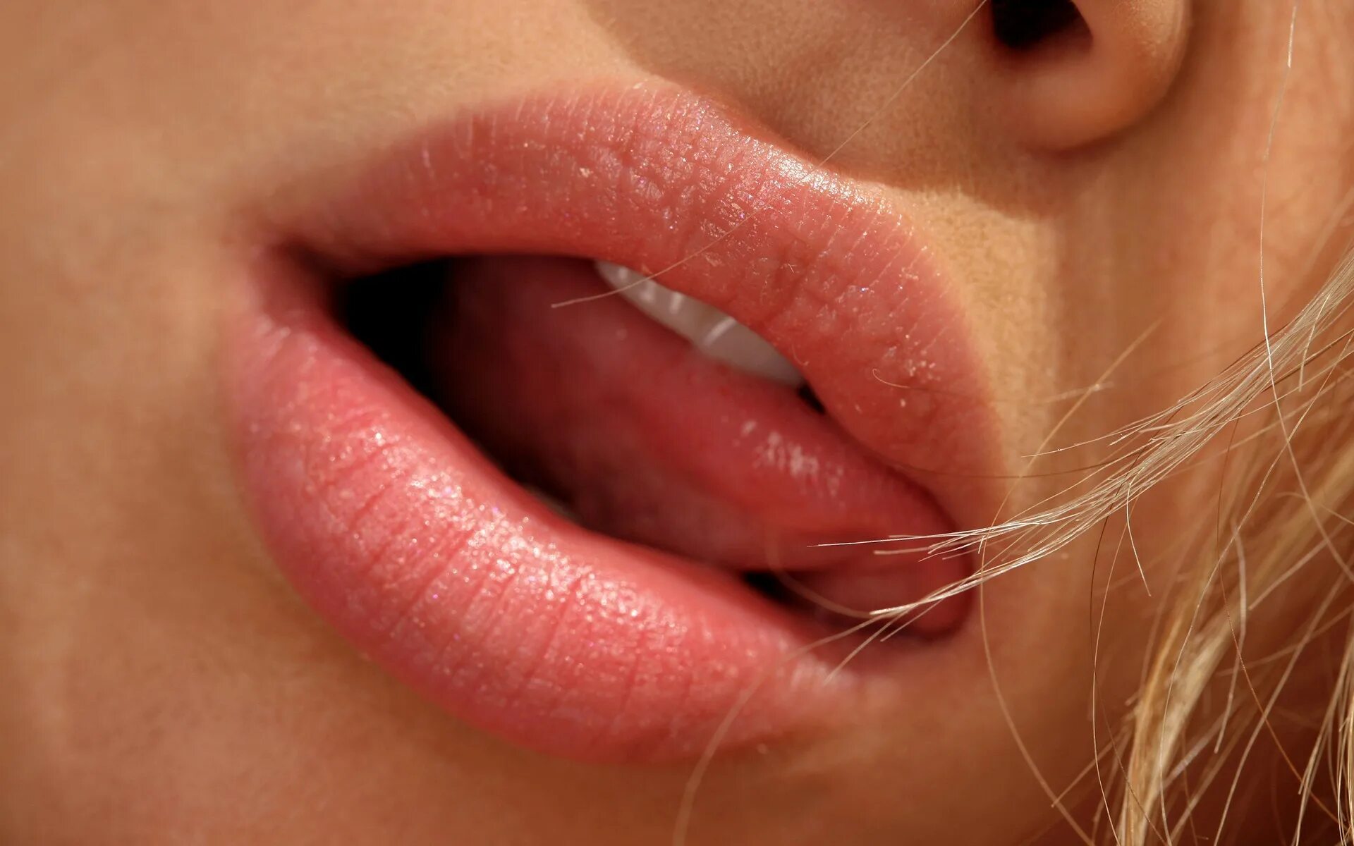 Язык молодой. Красивые губки. Облизывает губы. Красивые губки девушек. Губы с язычком.