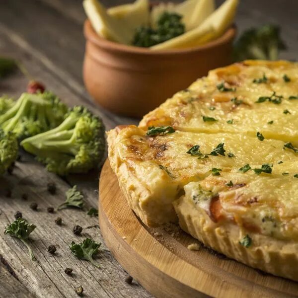 Индейка с сыром по французски. КИШ Лорен (Quiche Lorraine). КИШ Лорен с брокколи. КИШ Лорен со шпинатом. КИШ С индейкой и брокколи.