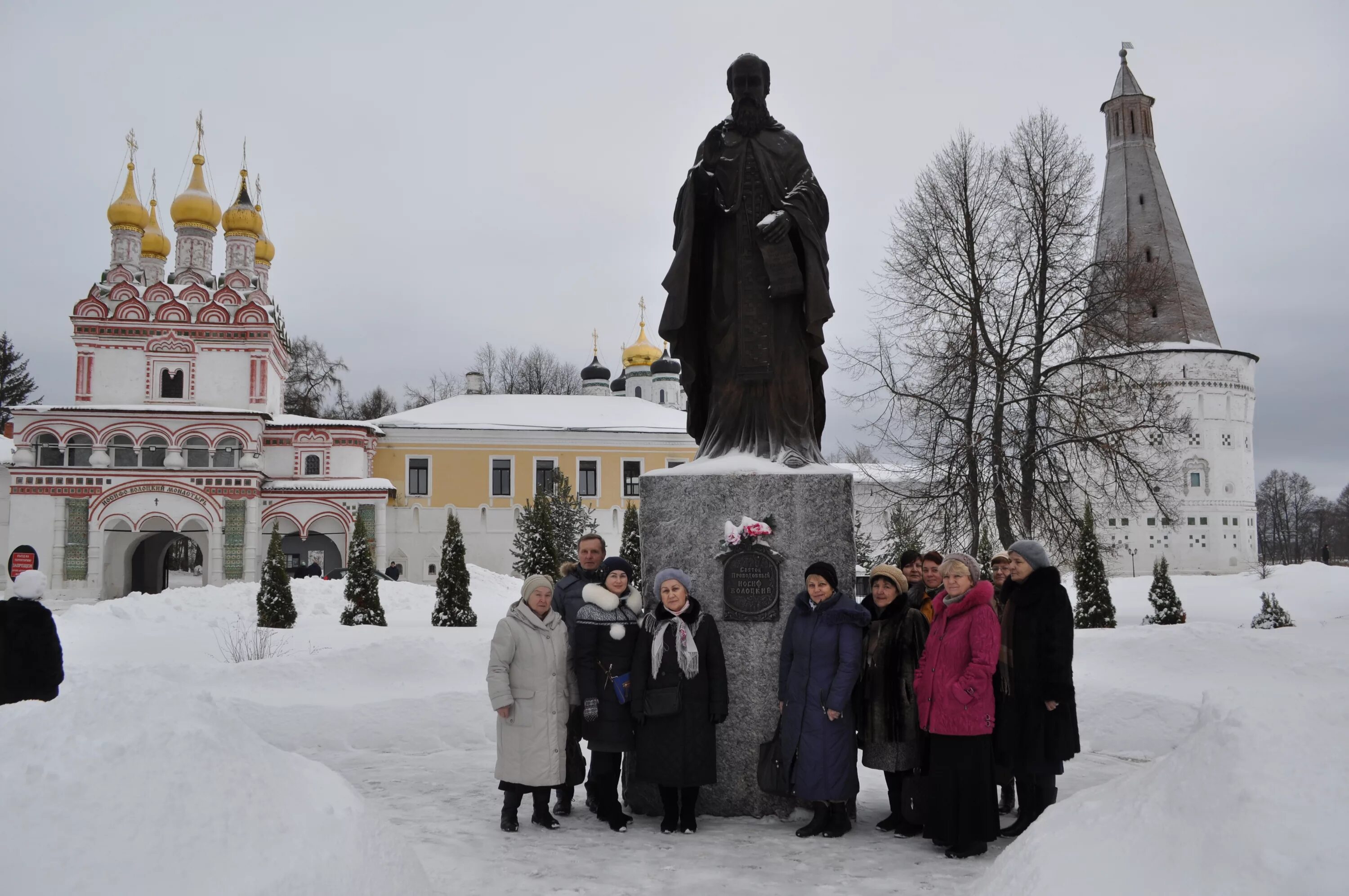 Иосифо-Волоцкий монастырь ночью. Иосифо-Волоцкий монастырь кошки.