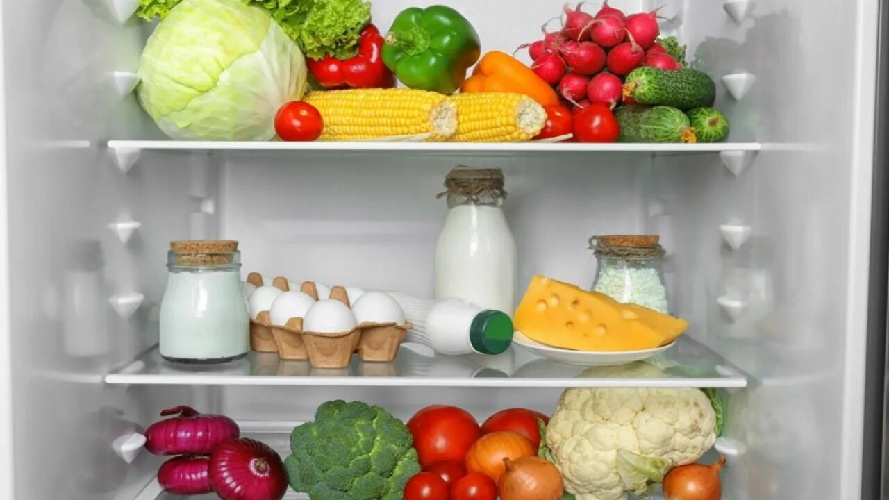 Какие овощи хранить в холодильнике. Холодильник с продуктами. Холодильник с едой. Полка с полезными продуктами. Холодильник с продуктами домашние.