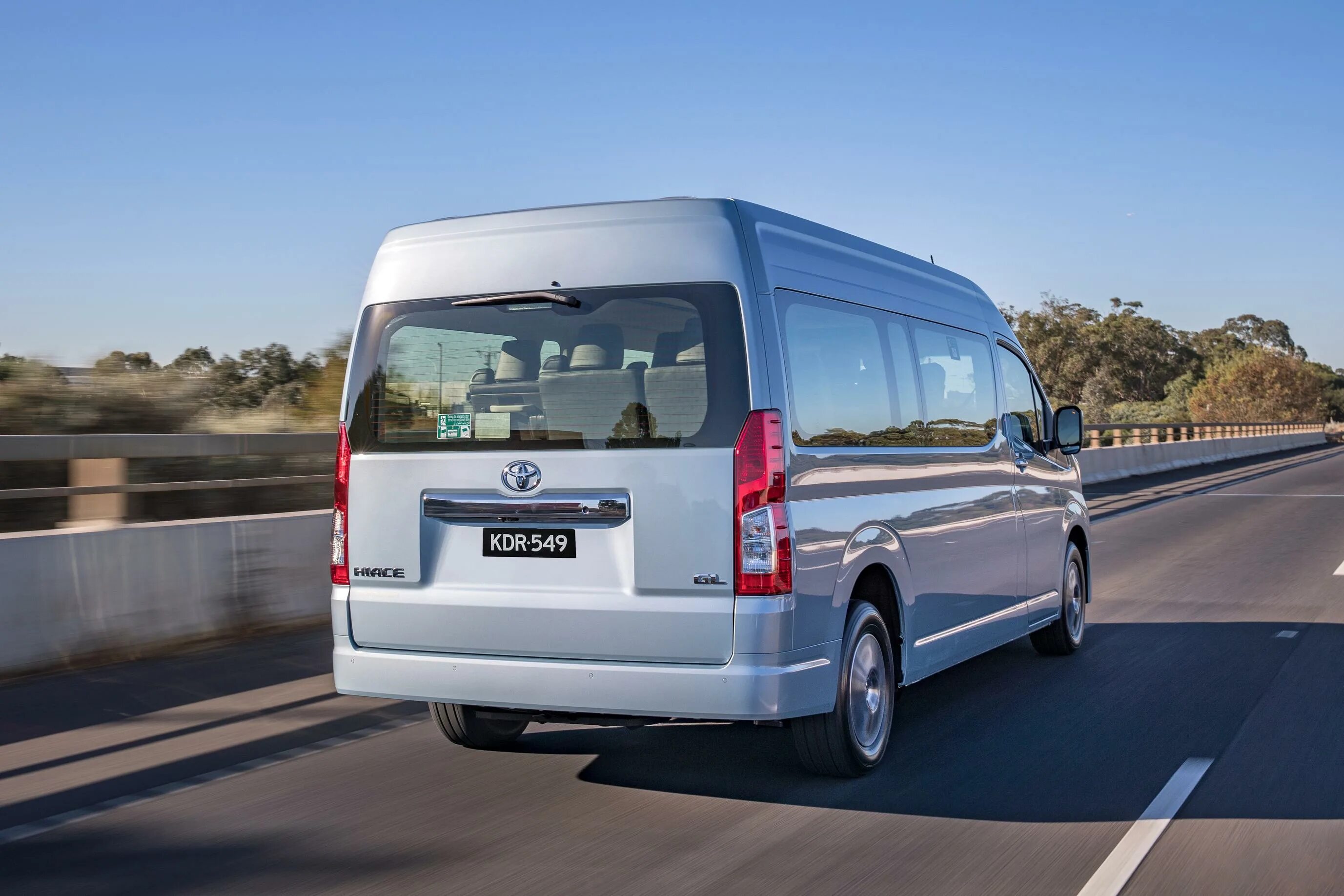 Новая тойота хайс. Toyota Hiace Commuter 2019. Toyota Hiace 2021. Микроавтобус Toyota Hiace 2019. Toyota Hiace 2022.