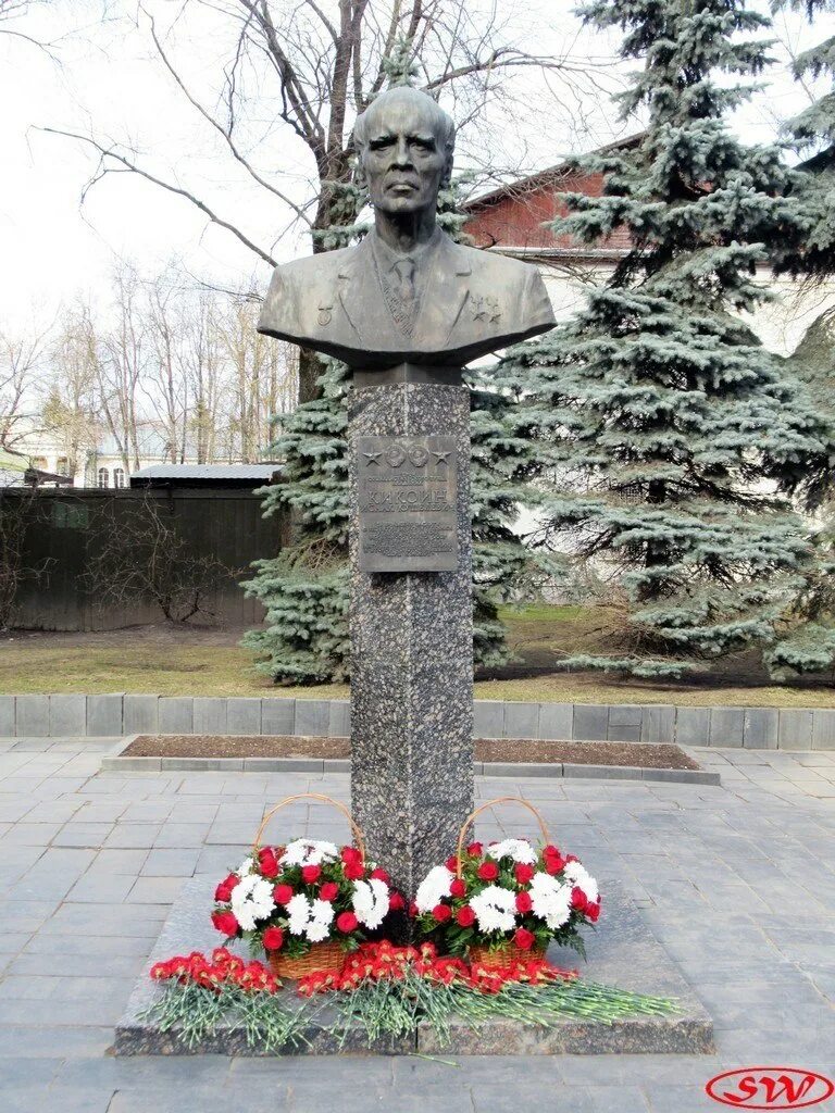 Кикоин памятник. Памятник исаака бебеля. Кикоин памятник. Кафе кикоин. Памятник кикоину псков.