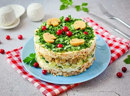 Салат с копченой курицей грибами огурцом
