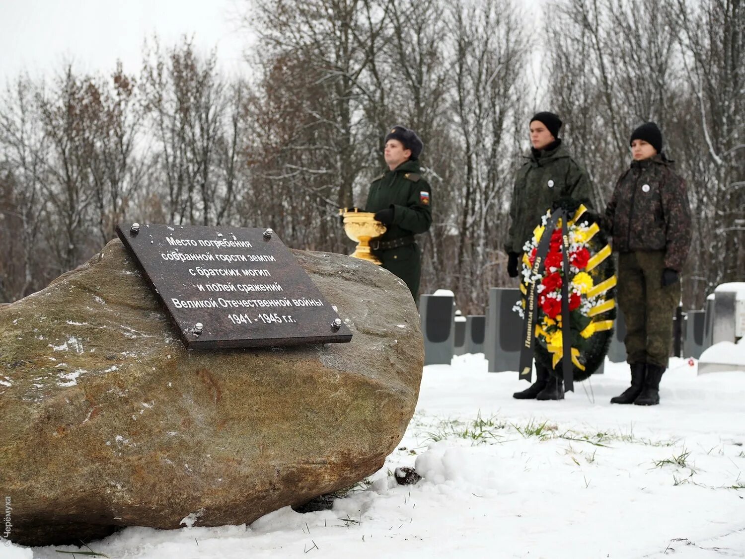 Закладной камень на могиле. Закладной камень на Семеновском кладбище. Закладной камень памяти героев сво.