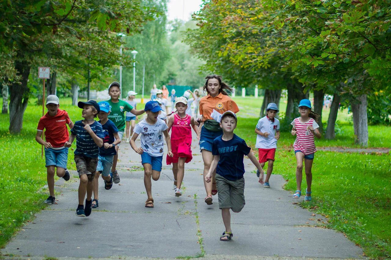 Вакансии в дол. Вожатые и дети. Вожатый в детском лагере. Напарник в лагере. Современные вожатые.