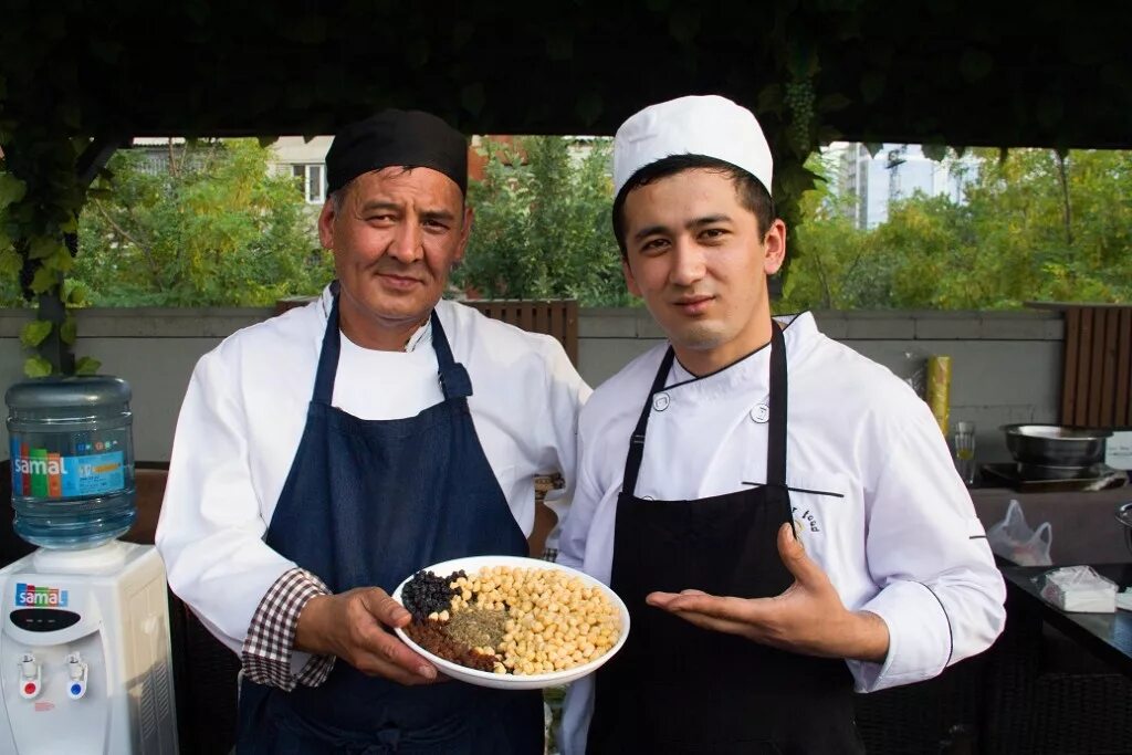 узбекский повар плов. шеф повар узбекской кухни. узбекский плов. вакансия узбекской кухня повар. повар узбекской кухни.