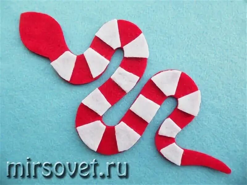 Символ года змея из фетра. Змейка из фетра. змея из фетра. змея из фетра своими руками. змея из фетра на елку.