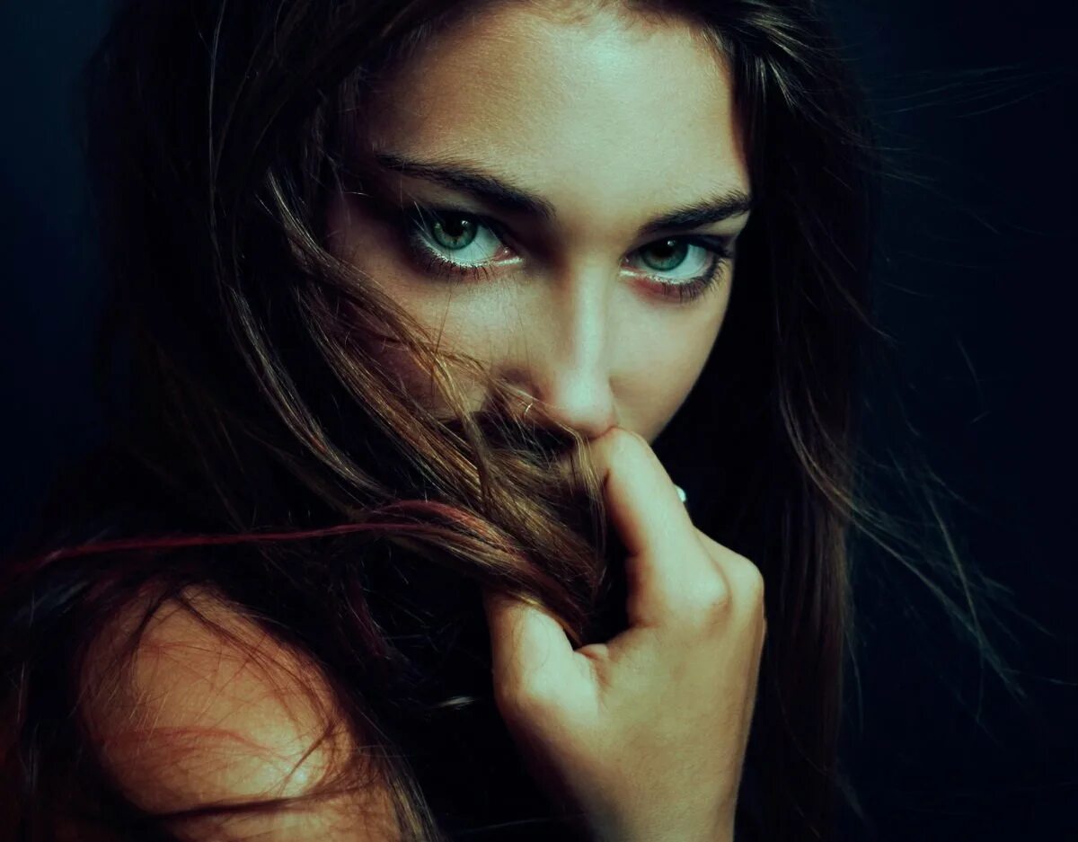 Девушка и мужчина. Красивые брюнетки с зелеными глазами. Влюбленный взгляд парня. Адриана лима 2005. Брюнетка с карими глазами.