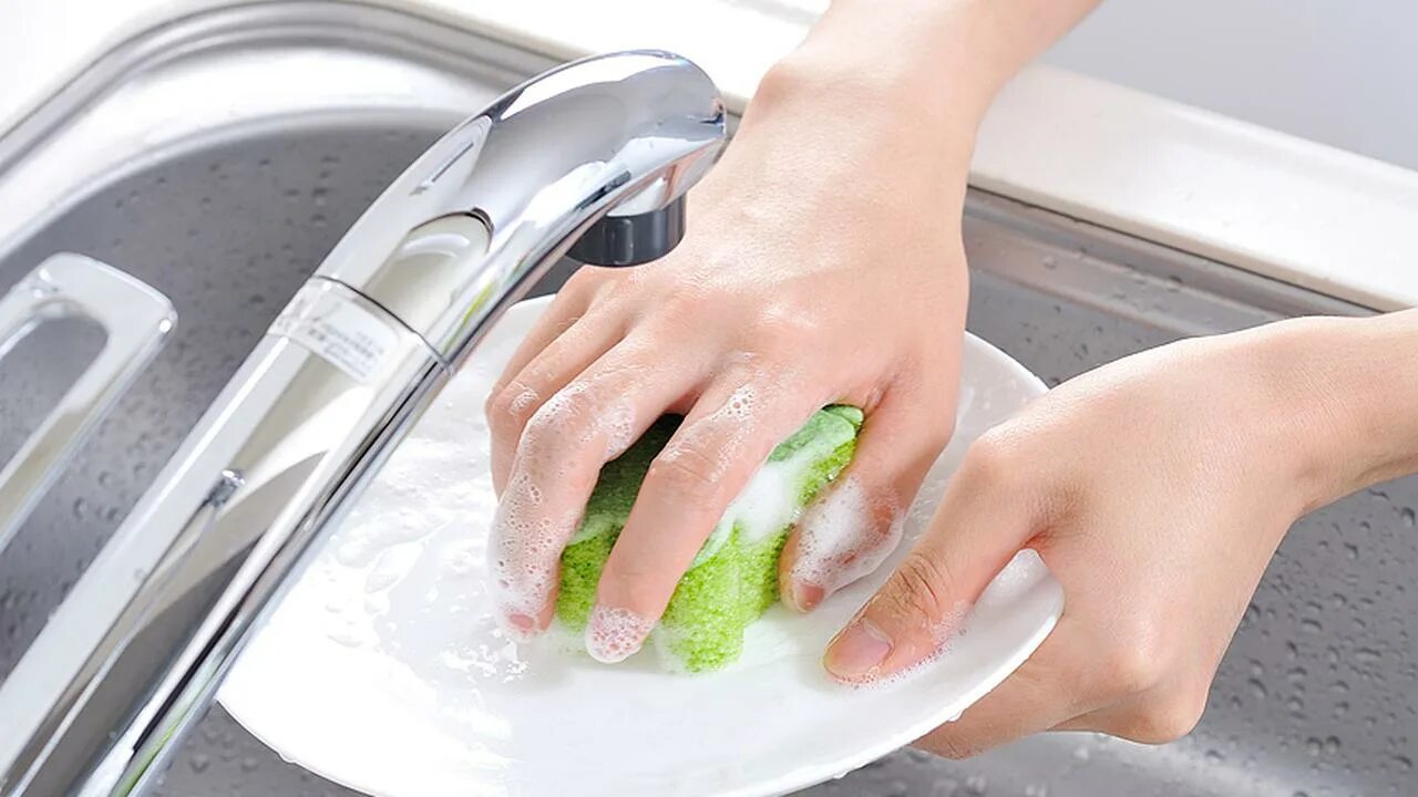 Мытье посуды. Мытые тарелки. Моющий для посуды. Wash the dishes или Wash dishes. Эффект мытья посуды