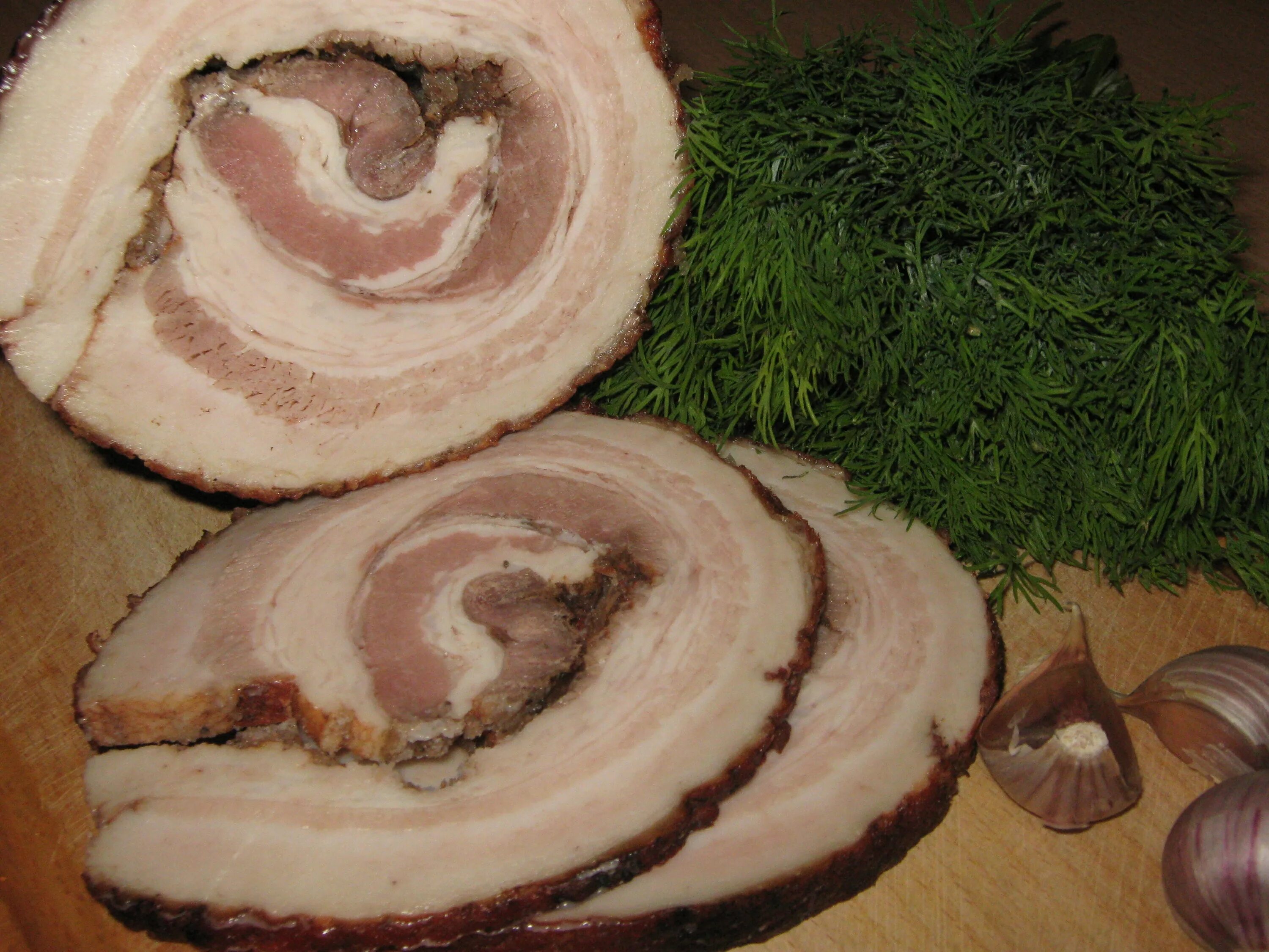 Рулет из сала. Рулет из сала. Рулет из сала. Печёночный рулет с прослойками сала. Рулетики из сала.