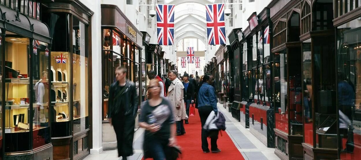There are shops in london. Шоппинг в Великобритании. Лондон магазины. Шоппинг в Лондоне. Лондонские магазины.
