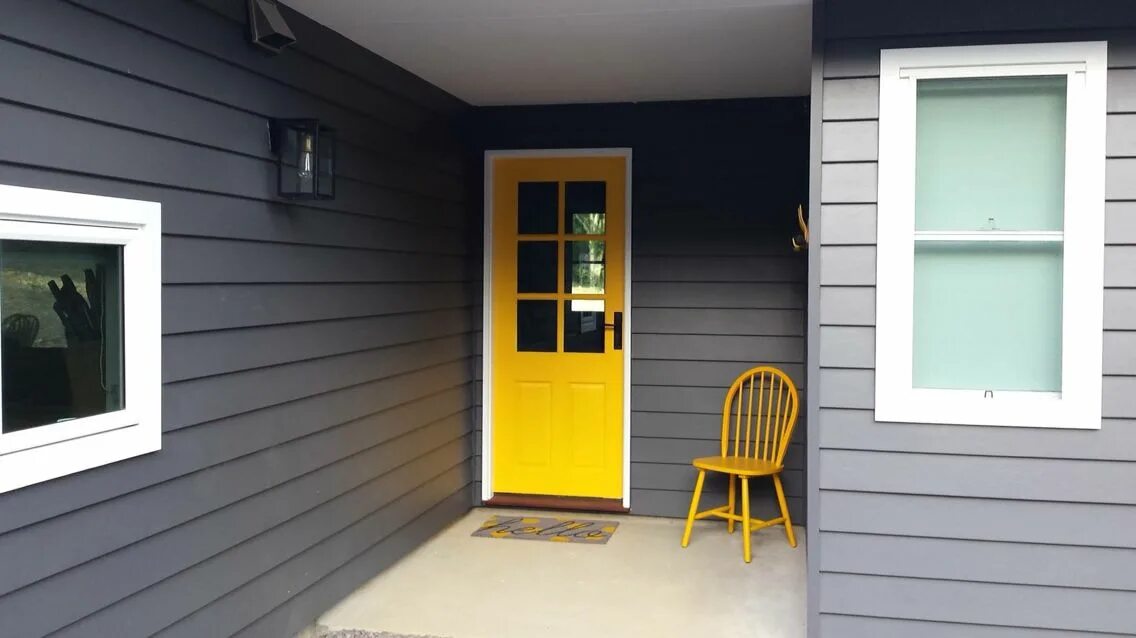 Дом серо желтый. Дверь в экстерьере. Желто серый домик. Дом серый с желтым. Серая дверь с желтым.