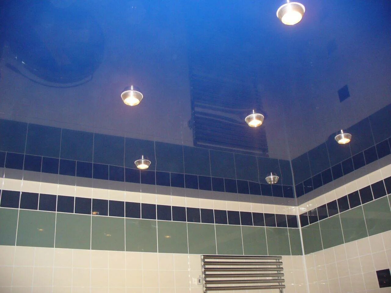 Глянцевый потолок в ванной. Потолок в ванной. Натяжной потолок в ванной. Натяжной потолок в ванную.