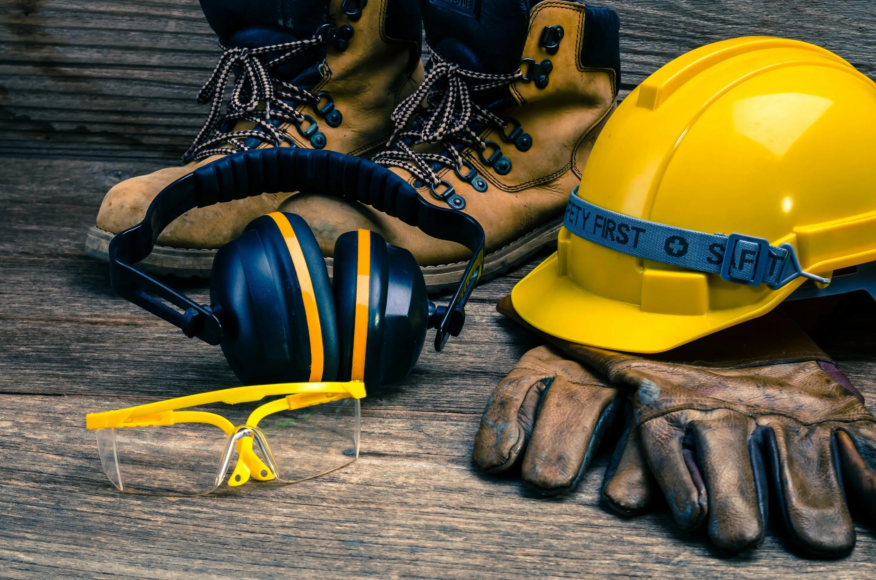 Occupational safety and health. Охрана труда. Спецодежда и СИЗ. Рабочий в каске. Средства защиты на стройке.