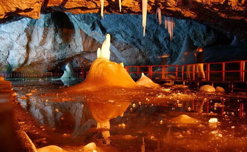 Big mother nature cave. Скэришоара Румыния. Пещера Pestera Scarisoara. Romania пещера. Мраморные пещеры Румыния.