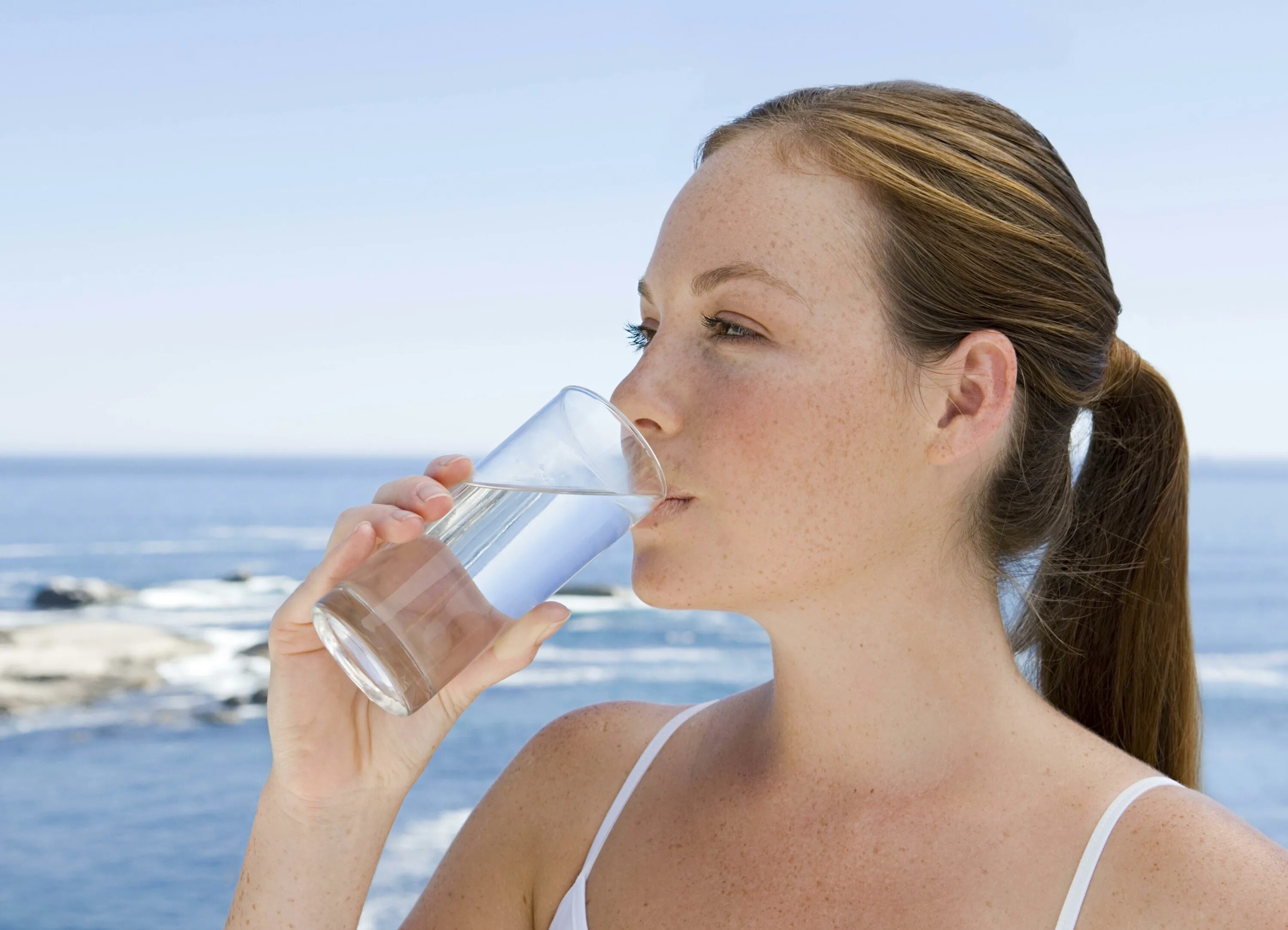 Использование воды организмом. Питье воды. Девушка пьет воду. Человек пьет воду. Полезная вода.