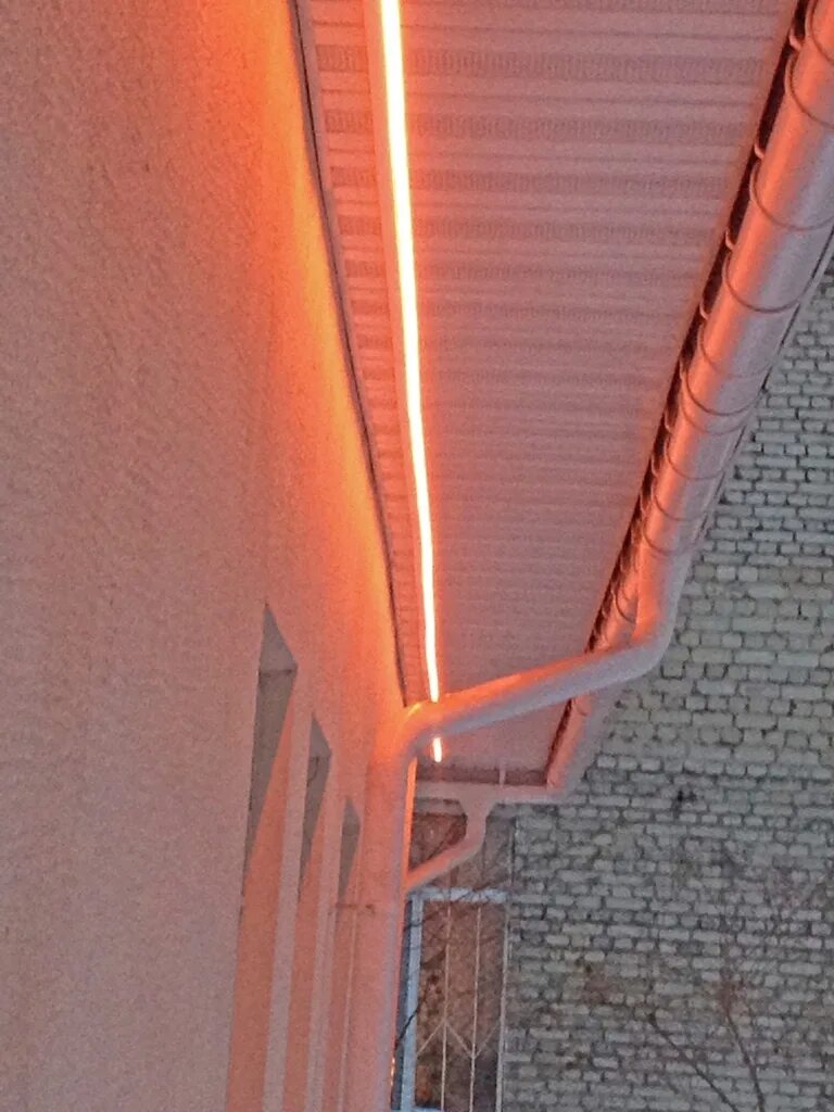 Светодиодная лента фасадная. Светодиодная лента на фасаде. Подсветка здания светодиодной лентой. Светодиодная лента на фасад здания. Как крепится подсветка