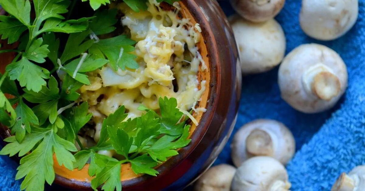 Картошка с грибами в горшочках. Рецепт картошки с шампиньонами в горшочке. Рецепт картошки с шампиньонами в горшочке. Курица с картошкой в горшочке. Жаркое по боярски.