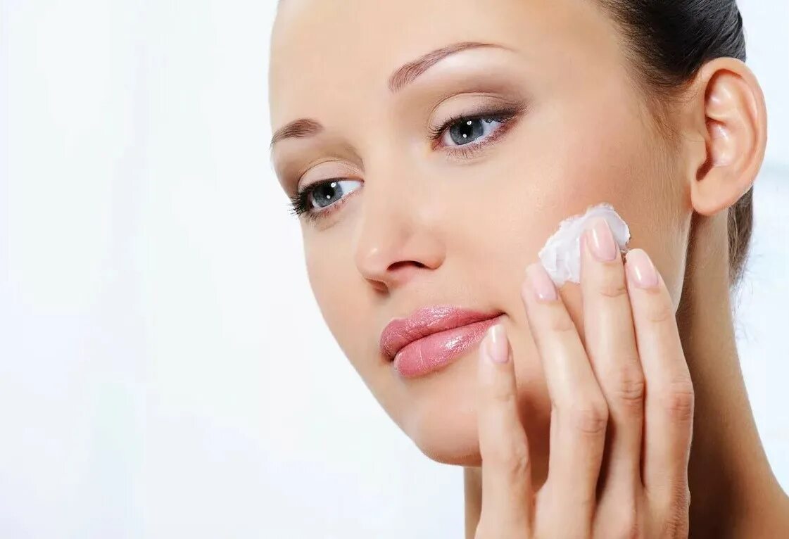 Можно ли мазать лицо кремом на ночь. Девушка с кремом. Нанесение крема на лицо. Нанесение крема. Косметический крем для лица.