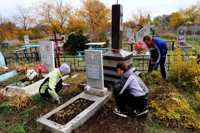 Уборка на кладбище. Уборка могилок на кладбище. Убираются на кладбище. Уборка мест захоронений. Можно ли убираться в родительский день