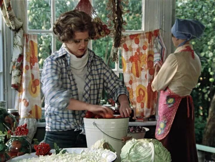 Москва слезам год. Москва слезам не верит гоша и катя. Москва слезам не верит кадр из ясенево. Рязанова москва слезам не верит. Катерина тихомирова москва слезам не верит.