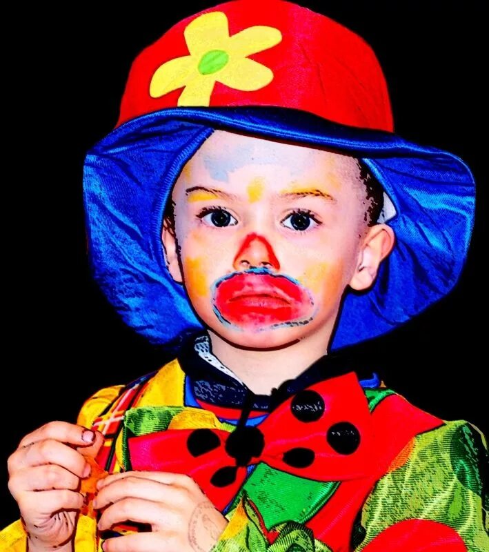 Пацан клоун. Мальчик клоун. Клоун синий красный. Образ клоуна мальчик. Шляпа клоуна.