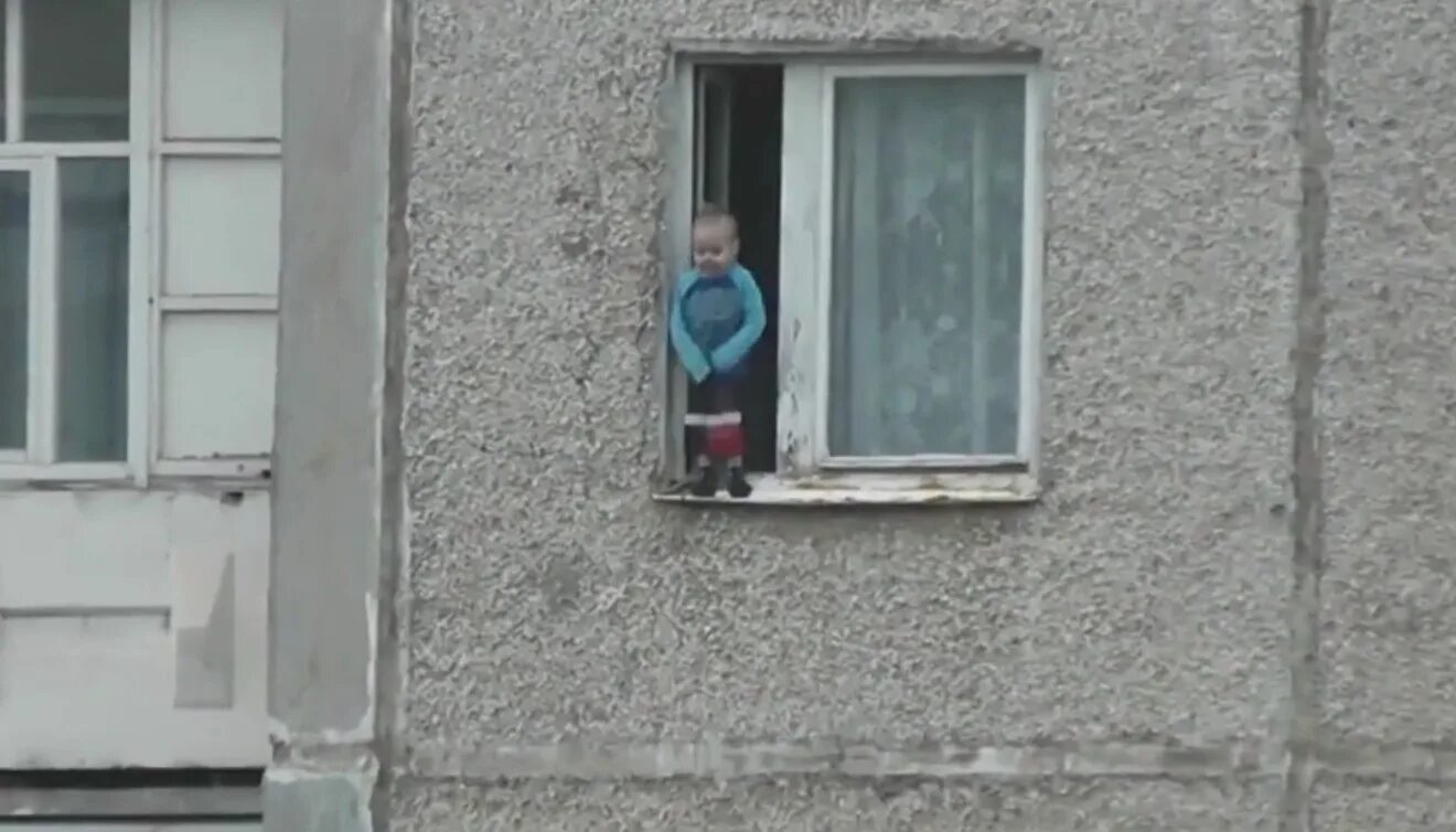 Она видела небольшой. Наблюдение из окна. Мальчик напротив дома фото. Ребёнок ползает по подоконнику снаружи Китай. Как малыш ползает на балконе.