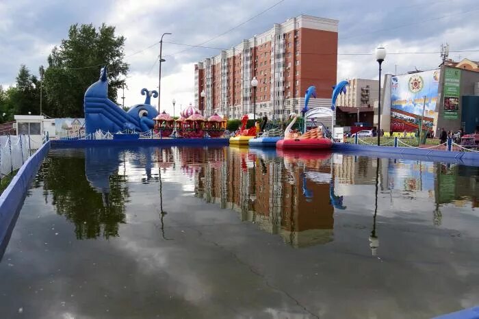 Тюмень парк аттракционов. Парк аттракционов Тюмень. Городской парк аттракционов Тюмень. Цветной бульвар Тюмень аттракционы. Цветной бульвар Тюмень аттракционы Лебединое озеро.