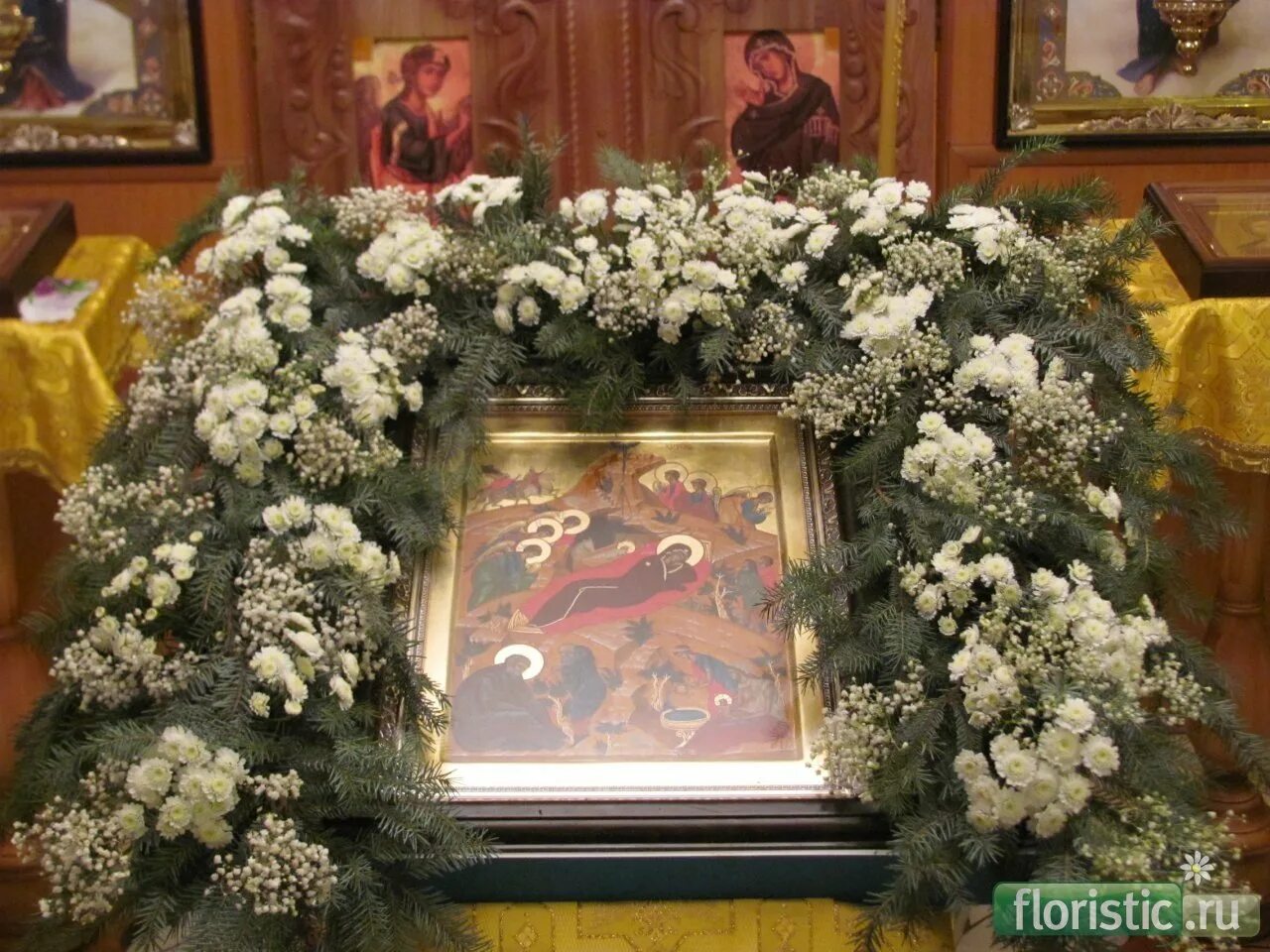 Украшение иконы. Икона рождества христова на аналое. Храмовая флористика на рождество христово. Рождество христово икона в храме на аналое. Украшение на рождество в церкви.